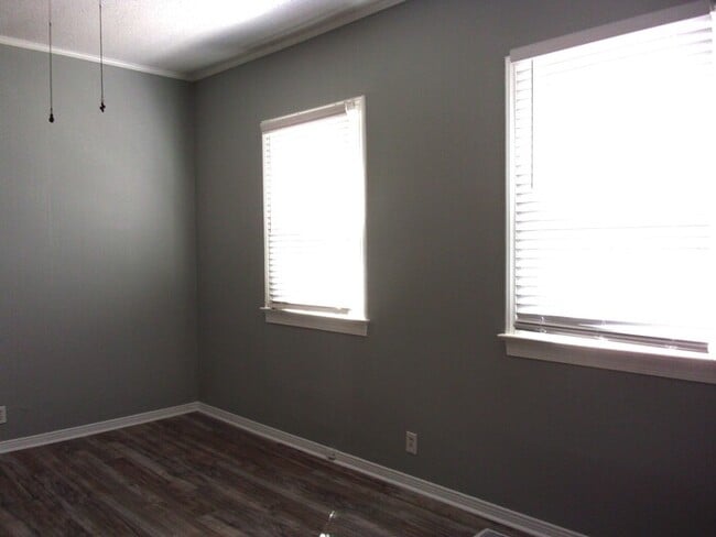 Building Photo - Beautifully Renovated 2 Bedroom 1 1/2 Bath Home