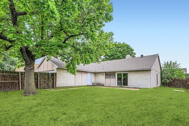 Building Photo - 8314 Kensington Dr