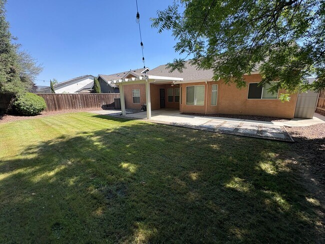 Building Photo - NW Visalia Available Now!