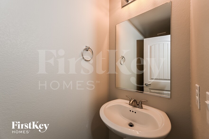 Building Photo - 9228 S Park St