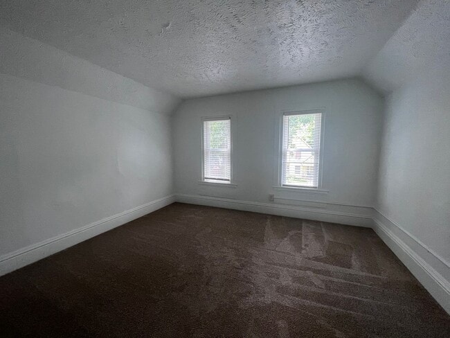 Building Photo - Large 3 bedroom home with a den!