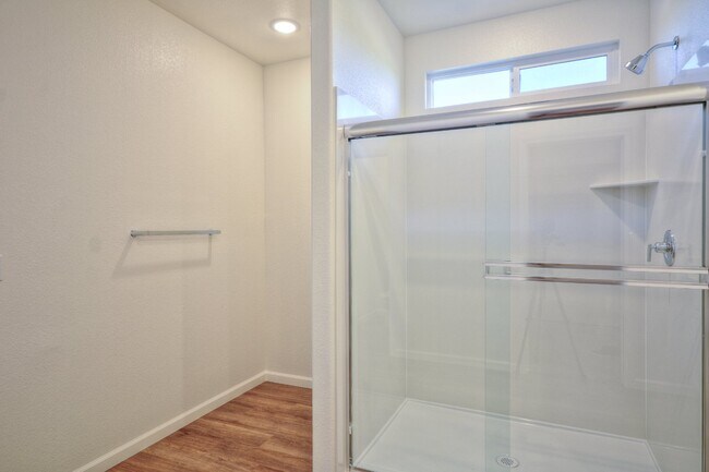 Building Photo - Newer home with solar AVAILABLE NOW!
