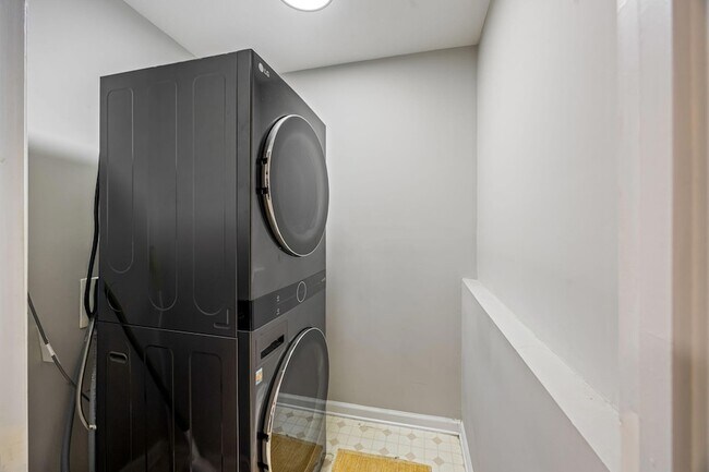 Building Photo - 2056 Sylvan Lake Dr