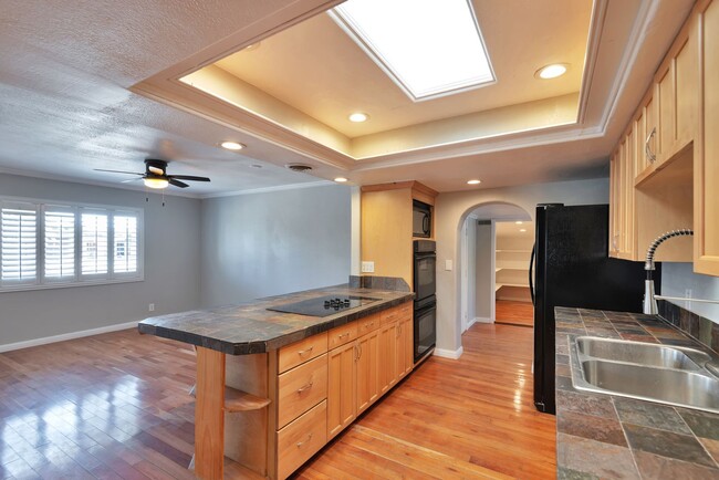 Building Photo - 6 Bed house with Pool near ASU