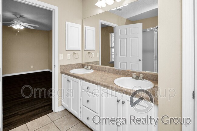Building Photo - 2672 Rosebud Dr E