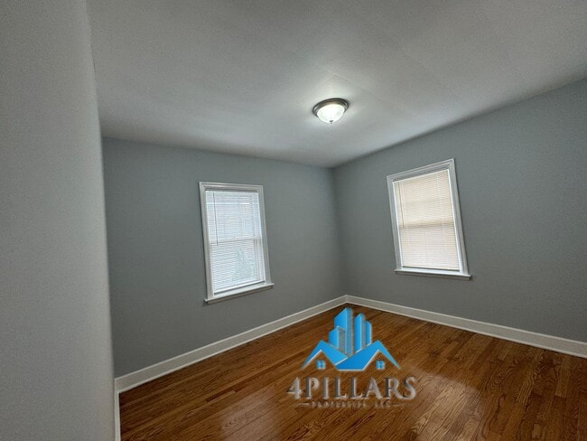 Building Photo - 1715 Parkview Ave