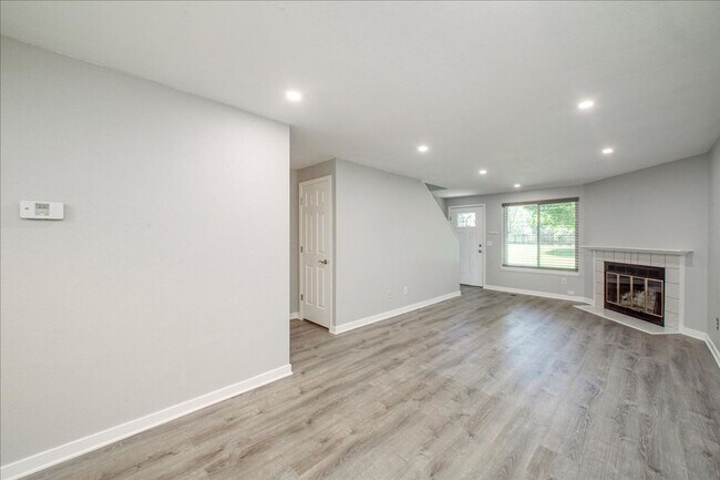 Building Photo - Bright & Stylish Townhome in the Heart of ...