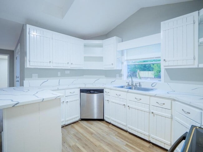 Building Photo - 804 Lakeland Ave