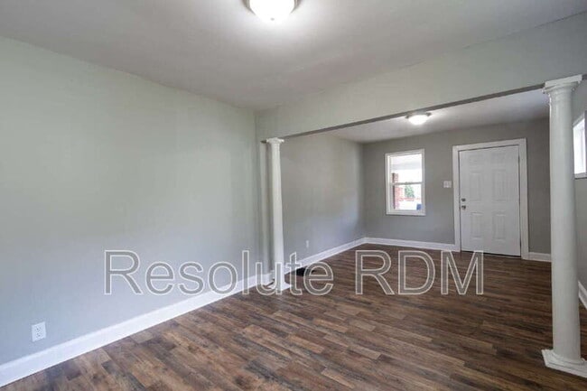 Building Photo - 419 N Beville Ave