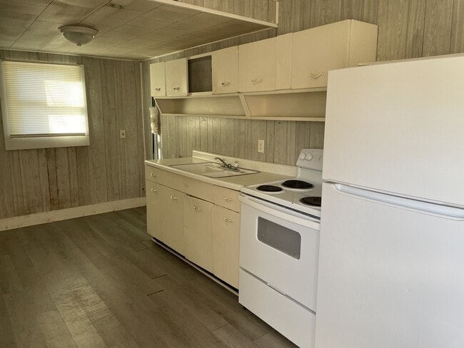 Building Photo - 605 W Court St