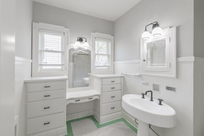 Building Photo - WONDERFUL BERKELEY LOCATION!  Immaculate One Story Craftsman!