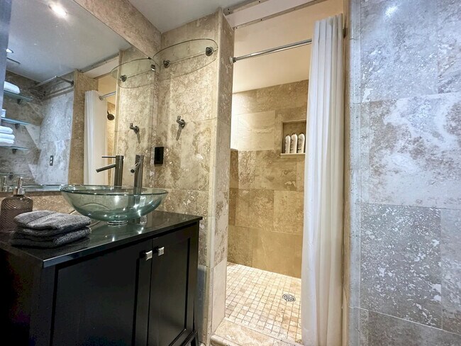 Building Photo - 7401 N Scottsdale Rd