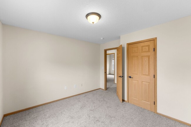 Building Photo - Modern 2-Bed Townhome with Vaulted Master & Private Deck – Prime Columbus Location!