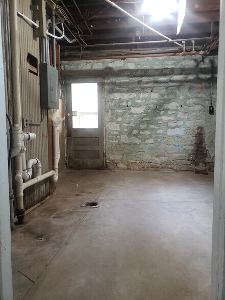 Building Photo - 1015 W High St