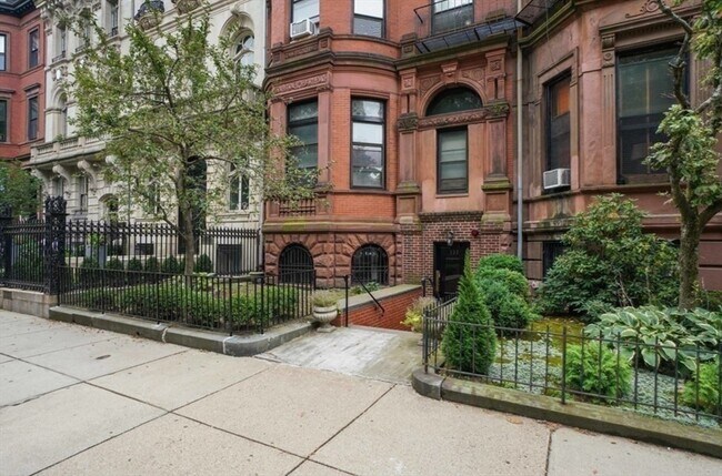 Building Photo - 132 Commonwealth Ave