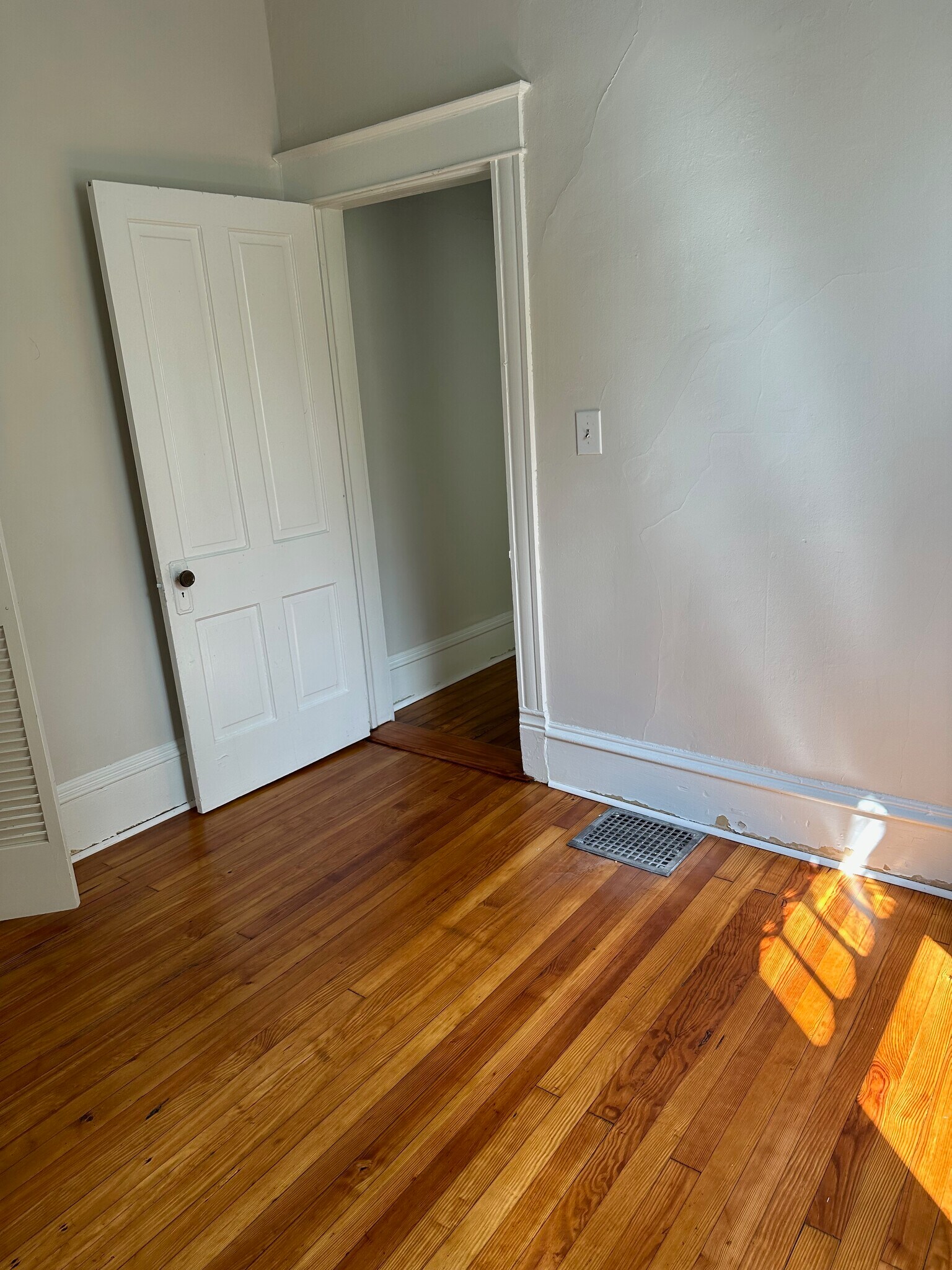 Building Photo - 114 S 5th Ave