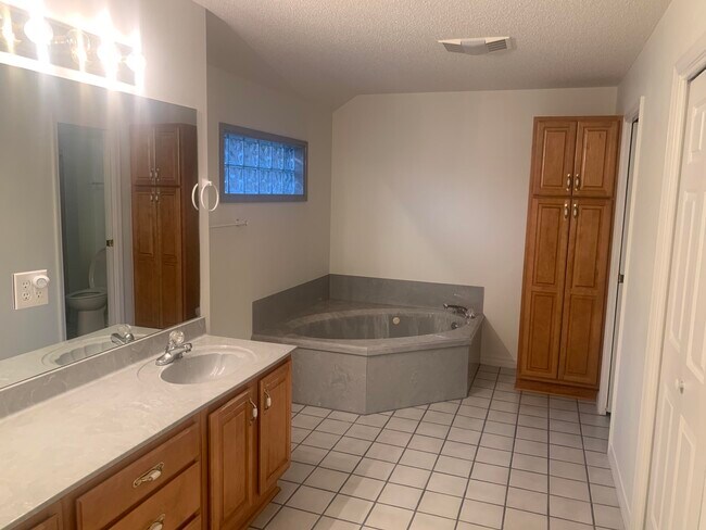 Building Photo - 343 Ruckel Dr