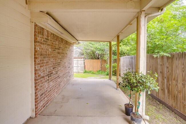 Building Photo - Amazing 3 Bed, 2 Bath Awaiting New Tenants- Burleson ISD- 76028