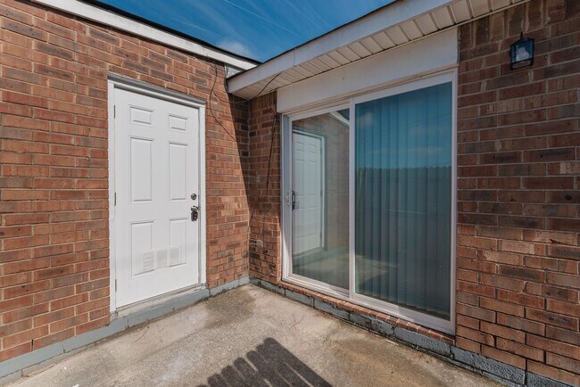 Building Photo - $950 - Updated 2 Bed/1 Bath Duplex With Stainless Steel Appliances!