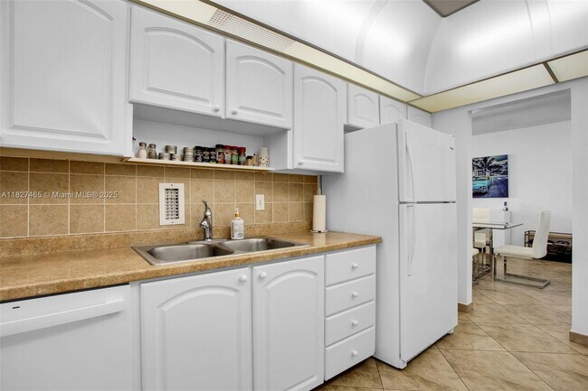 Building Photo - 3901 S Ocean Dr