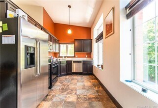 Building Photo - 10 Summit St