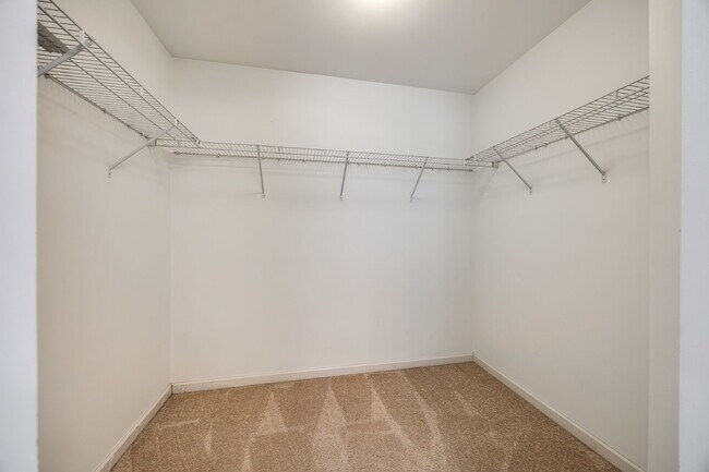 Building Photo - 826 Summerlake Dr