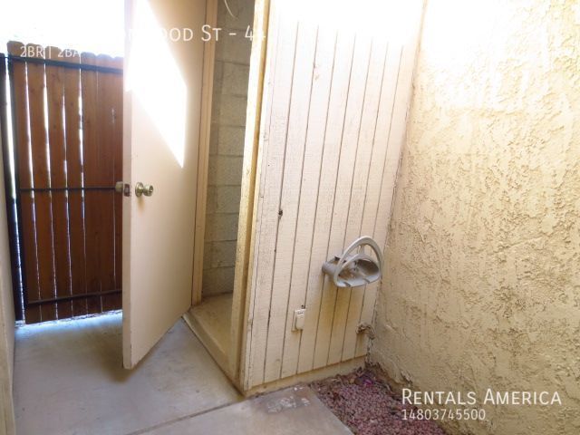Building Photo - 2 Master Bedrooms in Fully Remodeled, Sing...