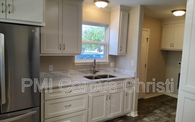 Building Photo - 2934 Carver Dr