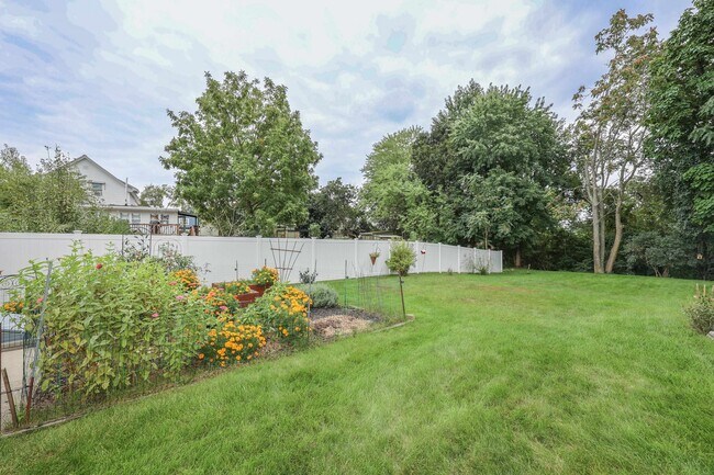 Building Photo - 32 Chapleau Ave