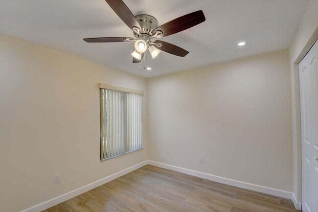 Building Photo - 400 Club Cir