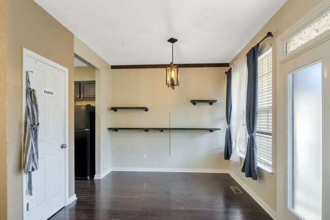 Building Photo - Spacious 3 Bedroom 3.5 Bathroom Townhome in Newport News