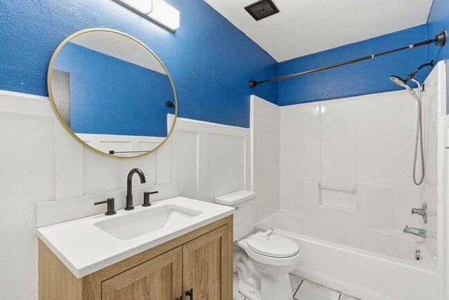 Building Photo - 3 Bedroom | 2 Bathroom | 2 Car Garage | Springfield MO | Fenced Back Yard!