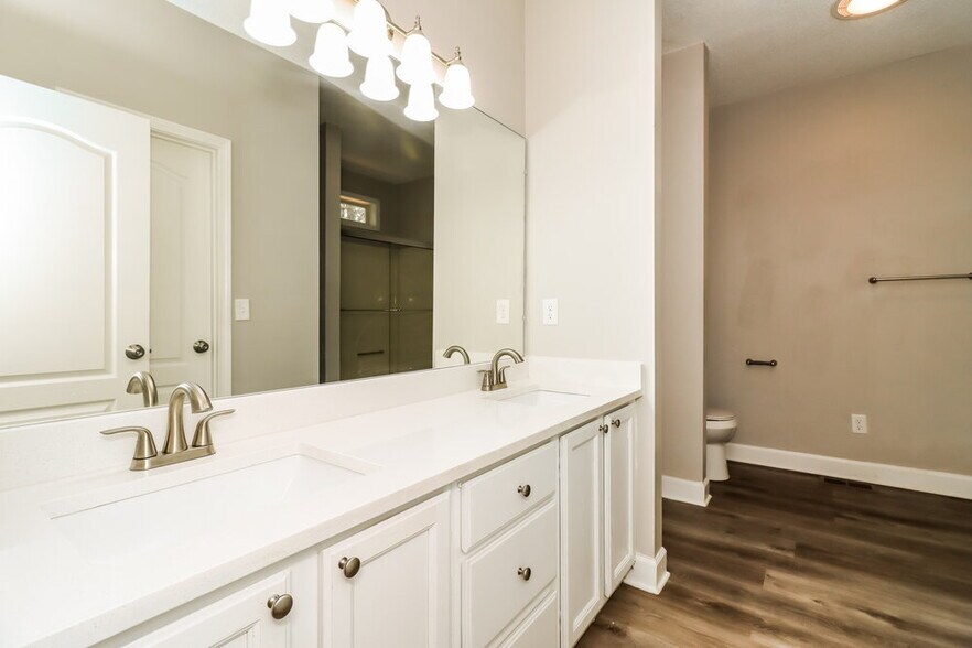 Building Photo - 4048 Golfview Ct