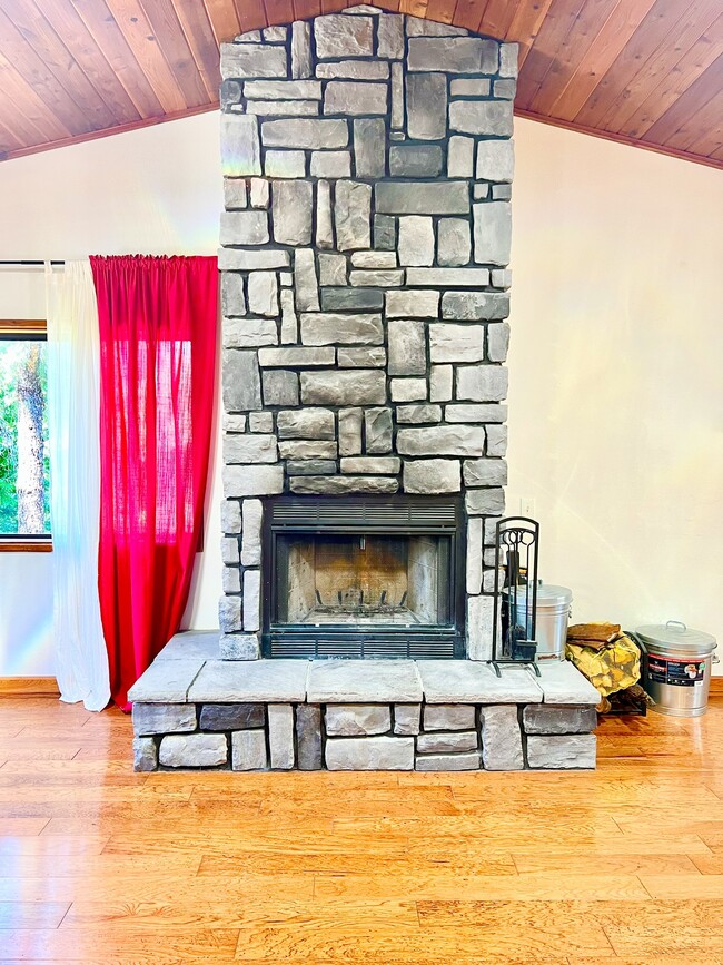 Building Photo - 14700 Voltaire Dr