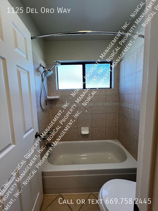 Building Photo - 1125 Del Oro Way
