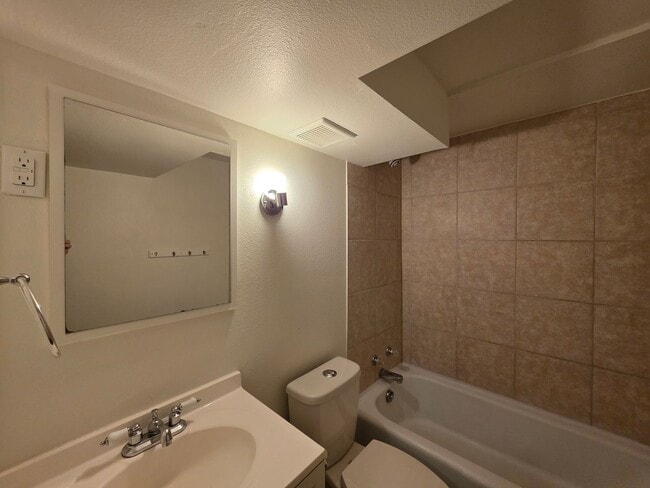Building Photo - Massive 5 Bedroom Townhouse in Aurora