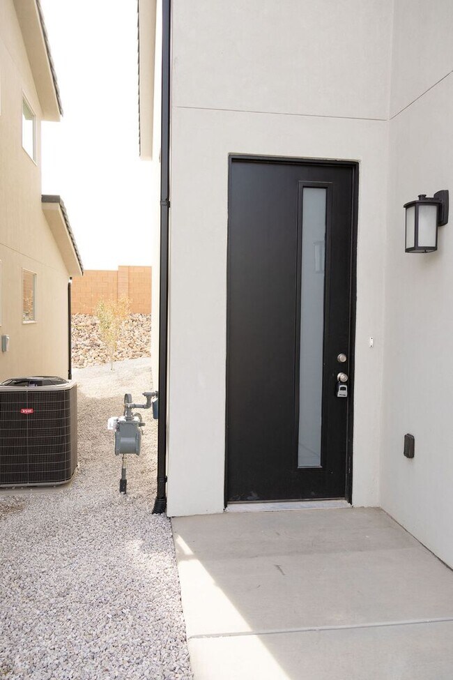 Building Photo - Spacious 4-Bed Home in Sage Canyon - Small Pet Friendly