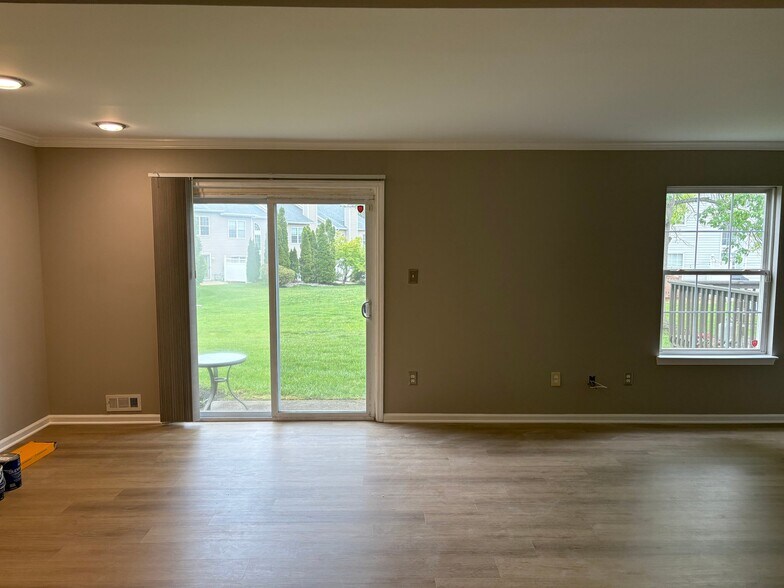 Building Photo - 2403 Doral Dr