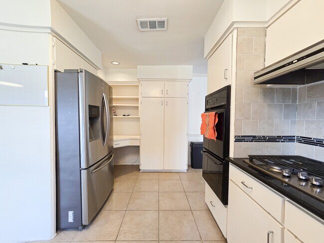 Building Photo - 9507 Meadowbriar Ln