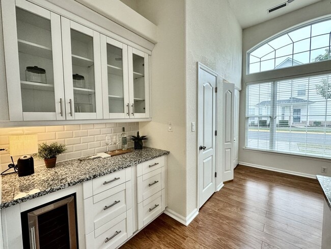 Building Photo - READY NOW!! End-Unit Loft-Style Condo w/1s...