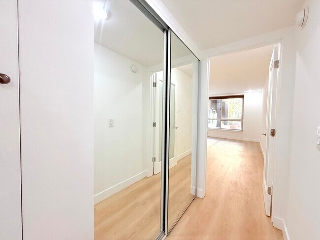 Building Photo - Beautiful Renovated Spacious Courtyard One Bedroom with patio, pool and 2 parking in Hollywood