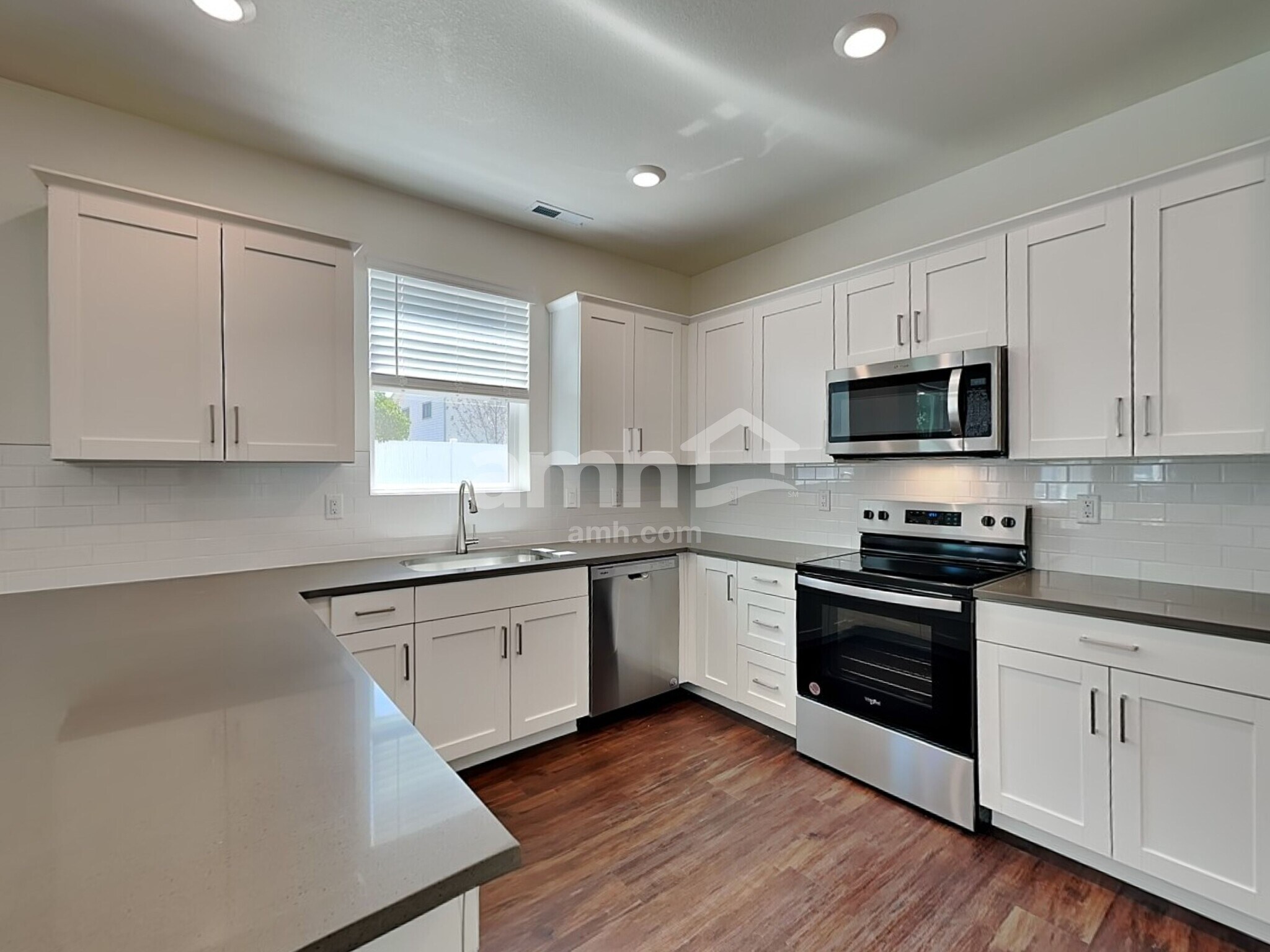 Building Photo - 823 S Oak St