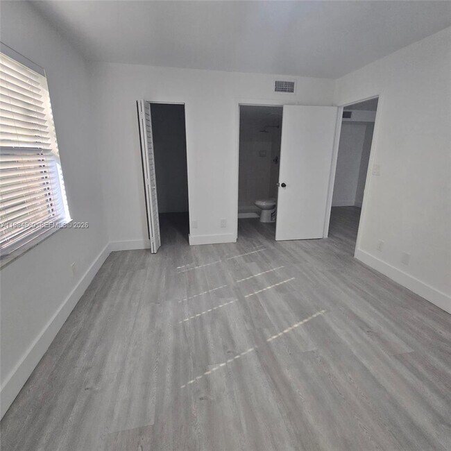 Building Photo - 10020 Winding Lake Rd