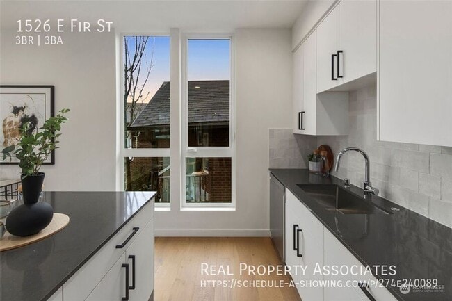 Building Photo - 1526 E Fir St