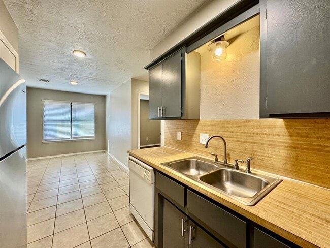 Building Photo - 143 Barrett Pl