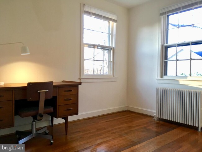 Building Photo - 4914 Crescent St