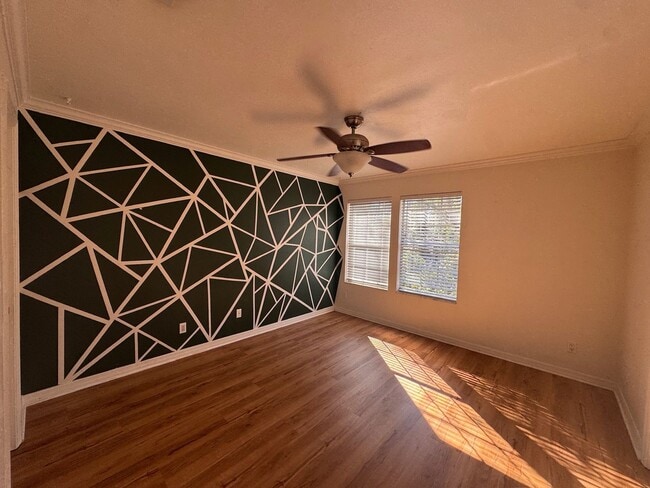 Building Photo - Spacious 2-bedroom, 1.5-bath end-unit townhouse in Carriage House