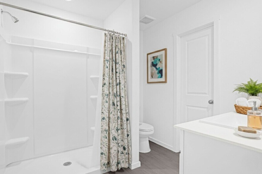 Building Photo - 1033 Raintree Rd