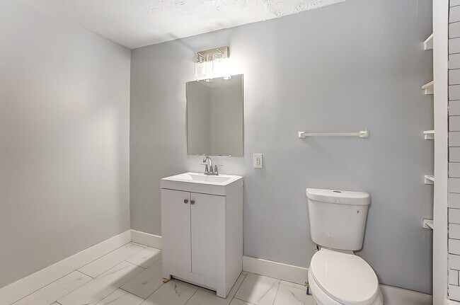 Building Photo - Four Bedroom Available in Dayton!