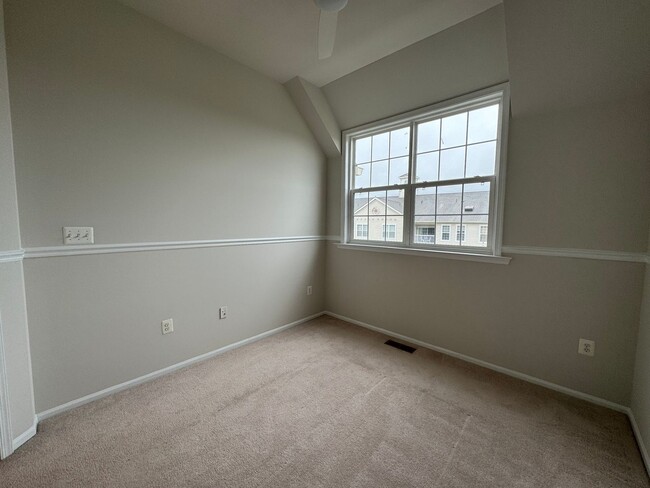 Building Photo - Fantastic 3 Bed 2.5 Bath Brick Townhome In...